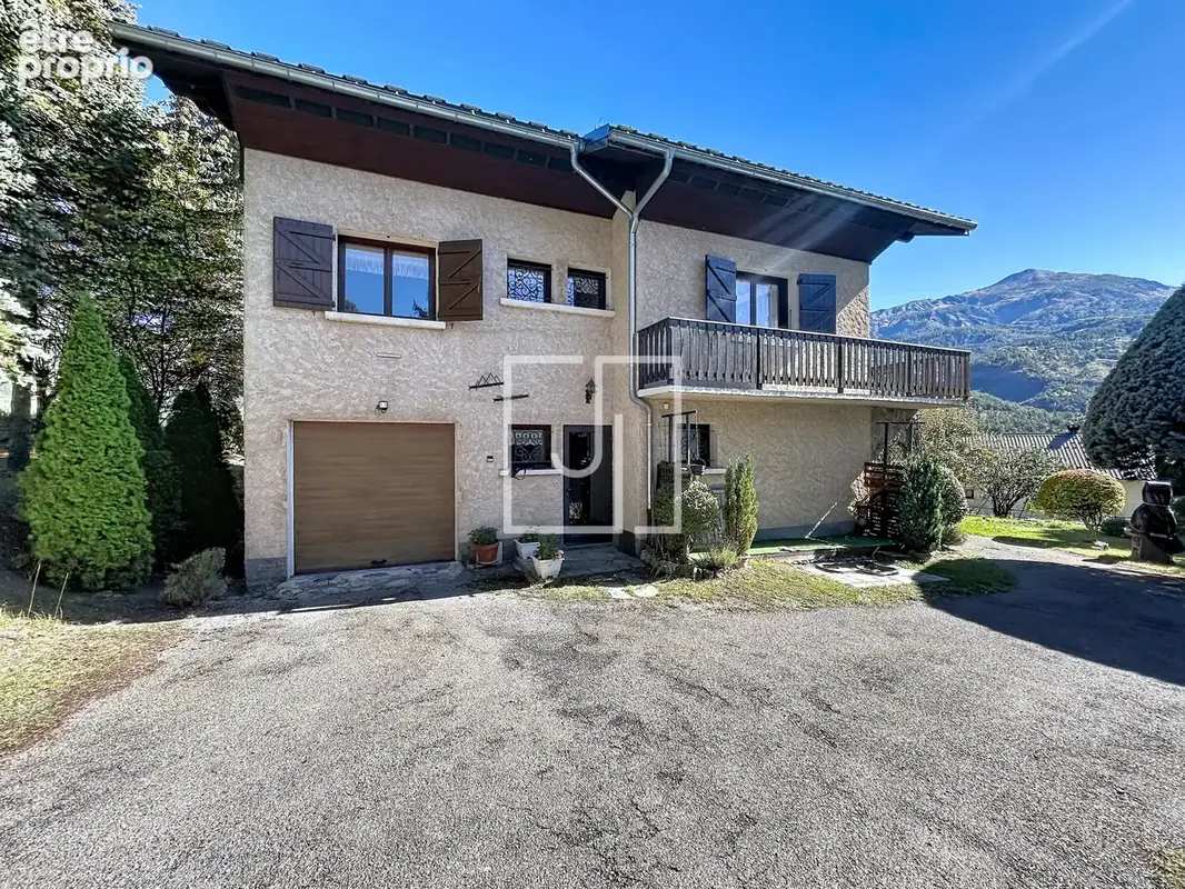 Maison familiale avec 2 appartements, garage double et terrain - Jausiers - photo 3