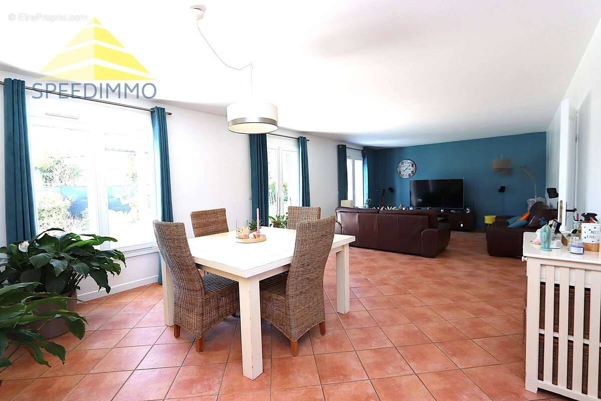 Maison à MANDRES-LES-ROSES