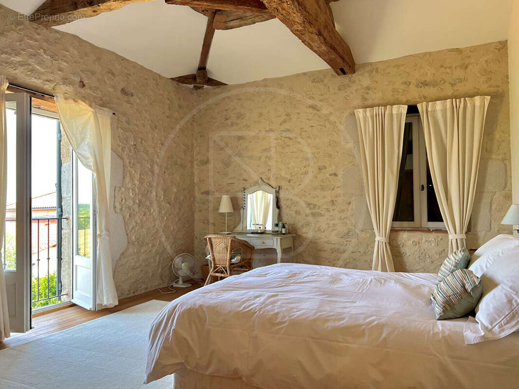 Grande maison en pierre avec piscine et vue dégagée - photo 10