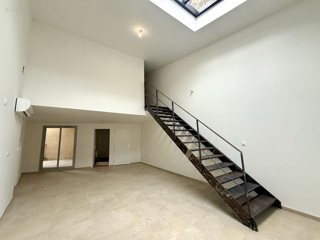 Appartement à SUZE-LA-ROUSSE