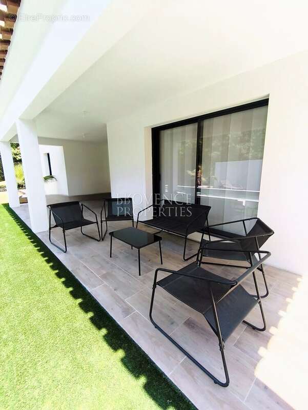 Coup de cœur à Forcalqueiret : Villa de plain-pied avec chalet d'amis et piscine - photo 4