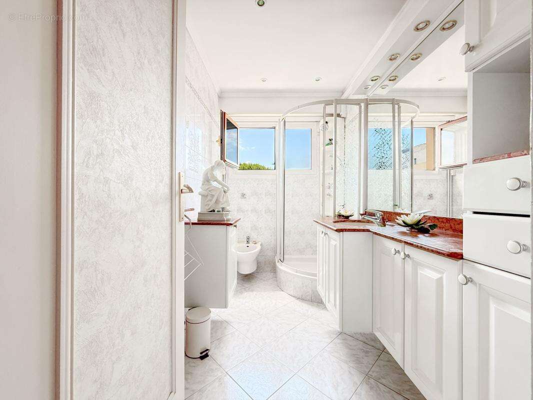 Appartement à SAINT-LAURENT-DU-VAR