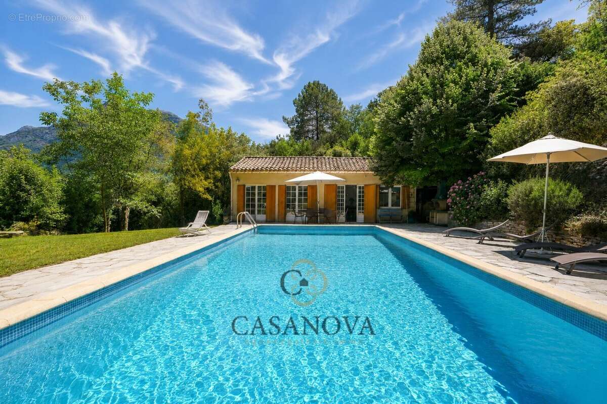 Propriété avec piscine intérieure et extérieure avec terrain de 5 300 m² à Sumène - photo 4