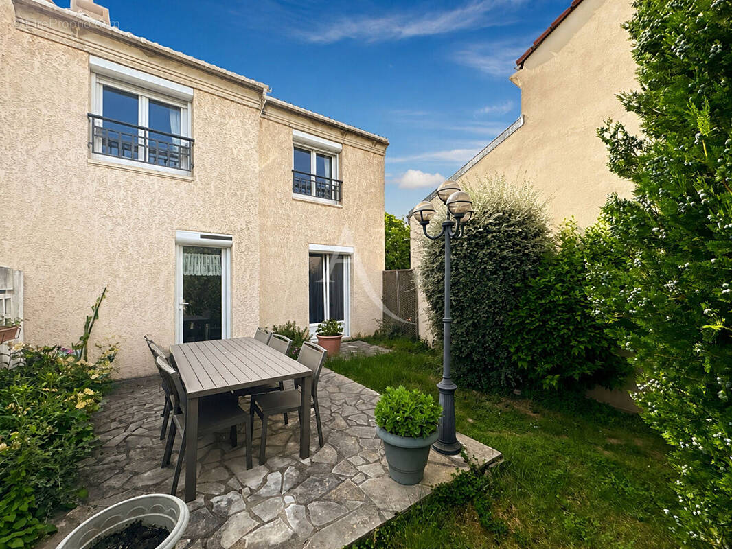 Maison à JOUY-LE-MOUTIER