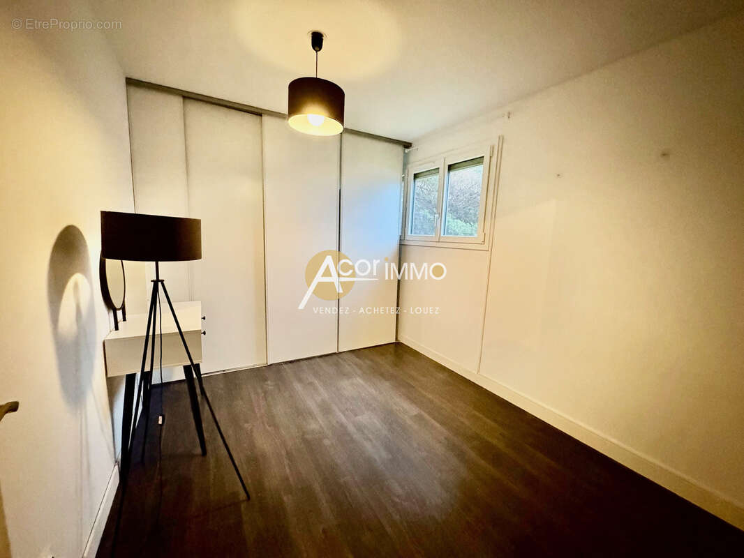 COUP DE COEUR-Bel appartement  2 CHAMBRES en REZ DE JARDIN et 1 Parking privatif - photo 7