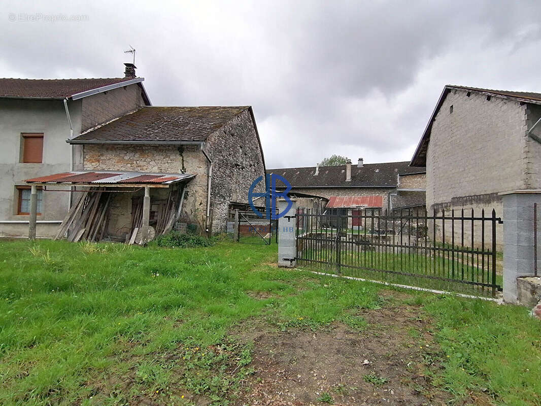 Autre à CEYZERIEU