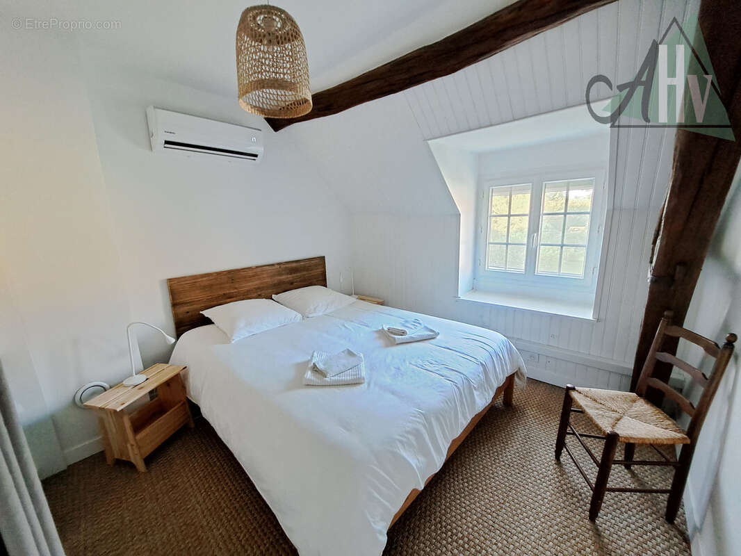Proche VILLENEUVE L'ARCHEVEQUE - Longère rénovée de 160 m2 avec 4 chambres, dépendances et jardi - photo 11