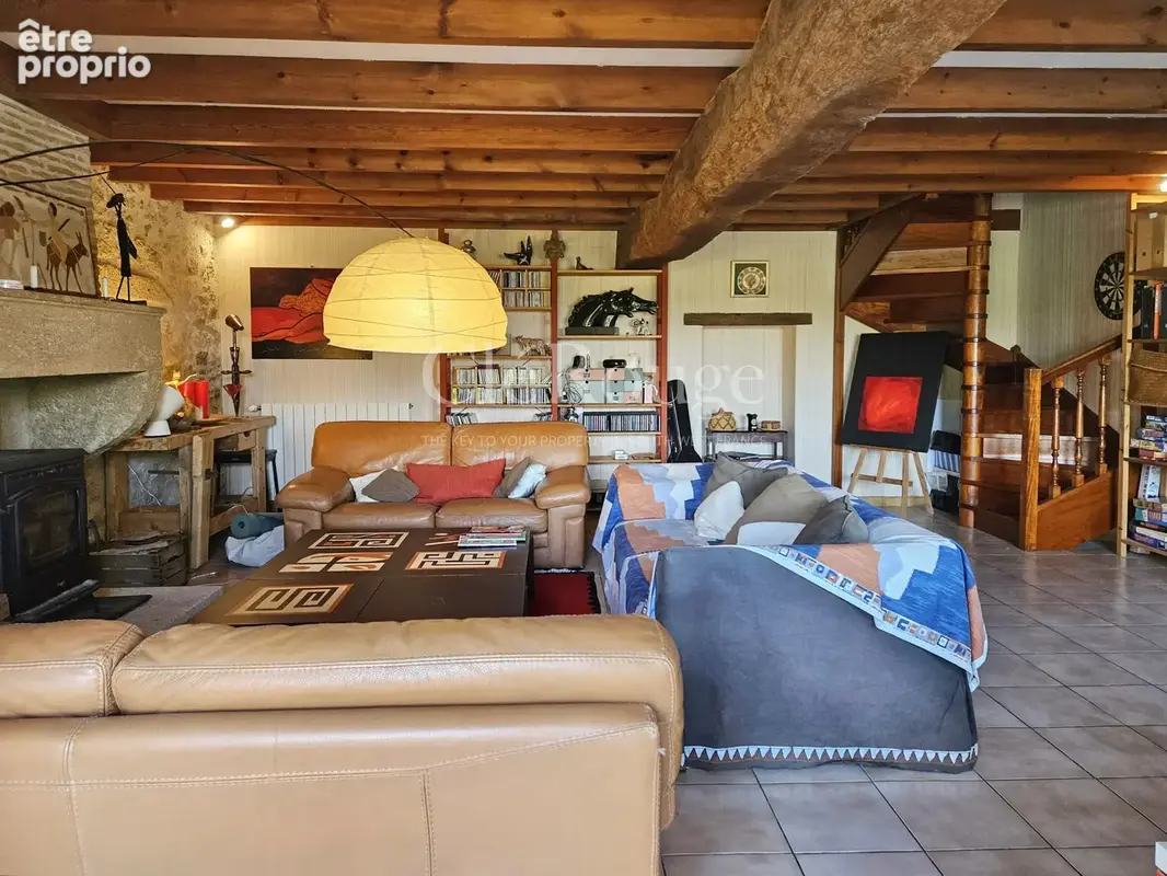 Entre Pellegrue et Gensac – Maison en pierre pleine de charme avec vue dégagée. piscine et potentiel locatif - photo 8