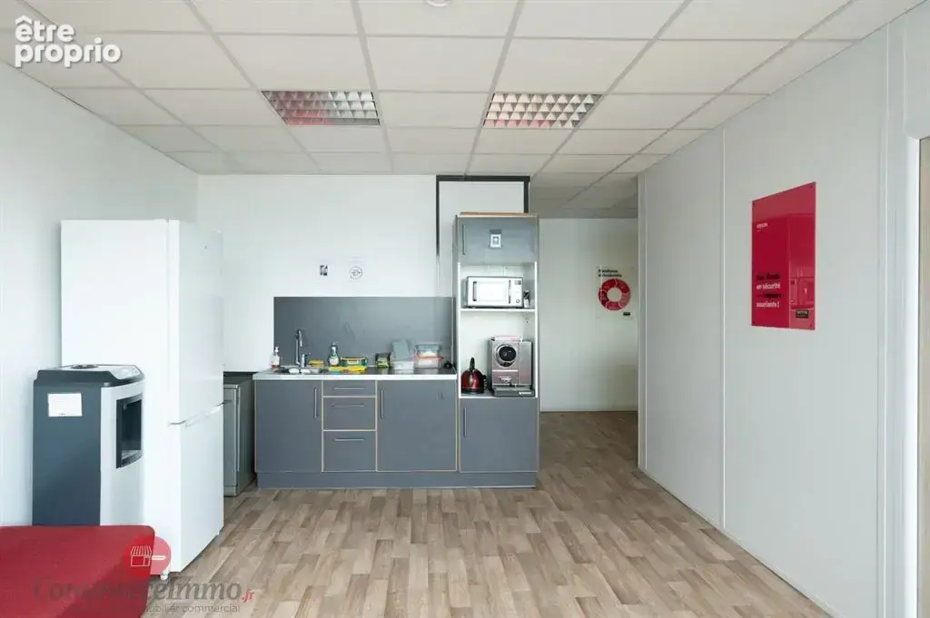 Murs d'un plateau de bureaux de 324 m2 à prix très concurentiel 530 000€ + 6 places de parkings - photo 4