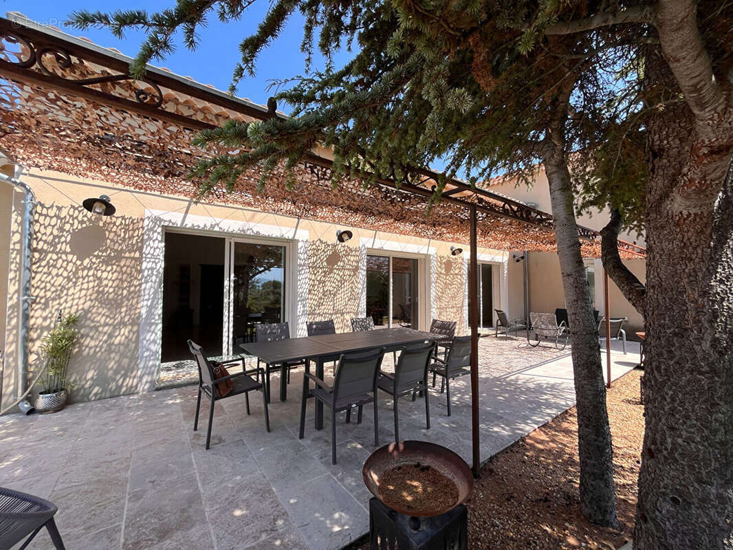Maison Cabrieres D Avignon 7 pièce(s) 258 m2 - photo 4
