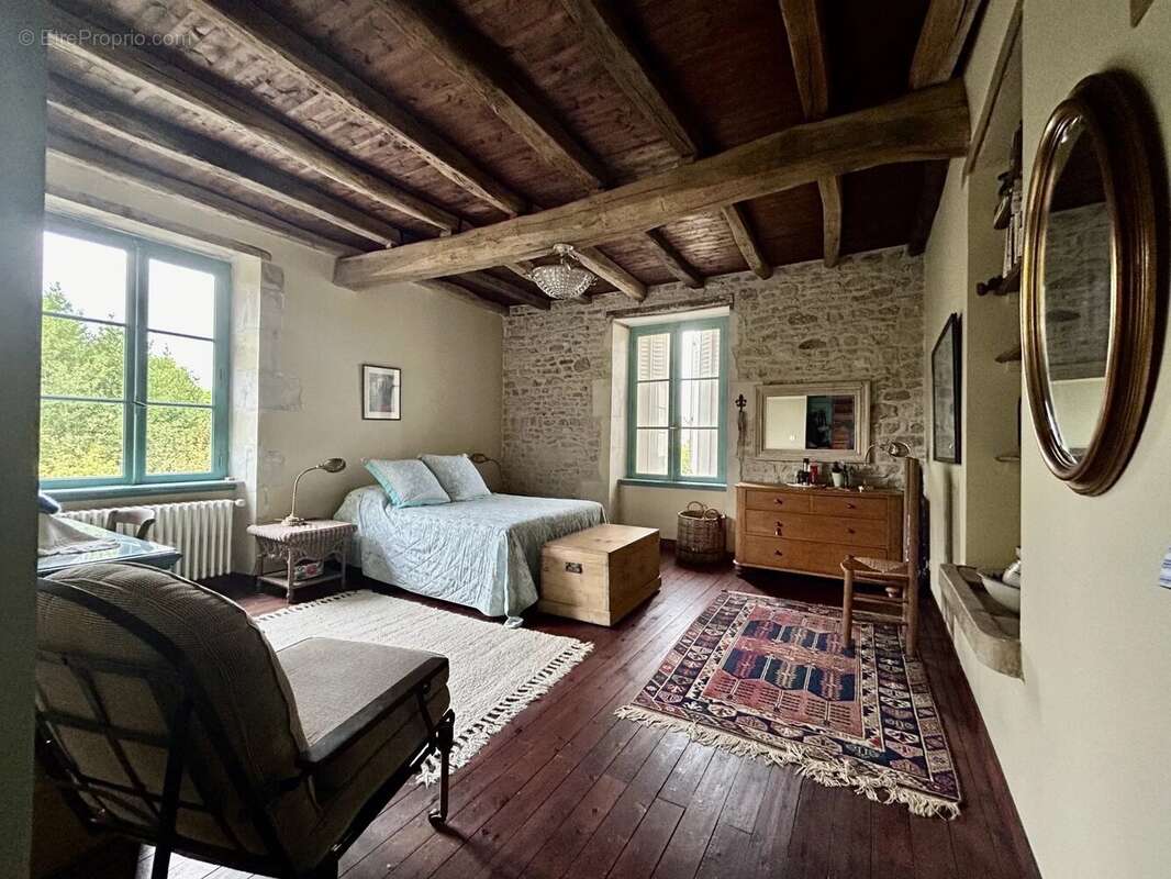 Elégante maison de ville de 3/4 chambres avec jardin de cour privé et petit verger. - photo 4
