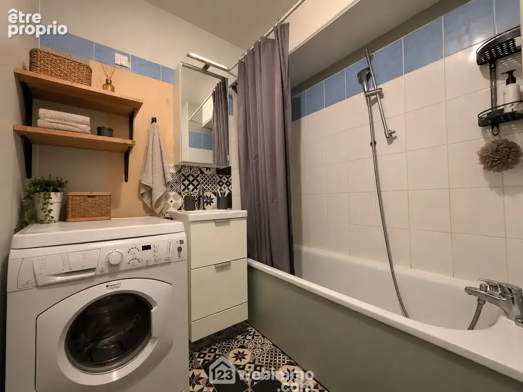 Une salle de bains fonctionnelle avec baignoire et espace buanderie
