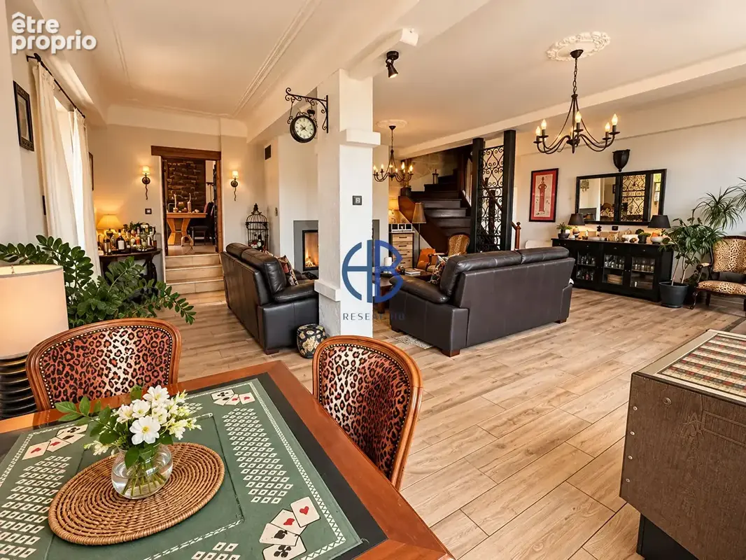 Élégante demeure de caractère aux volumes généreux, avec piscine et cinq suites, au coeur d'un environnement préservé - photo 3