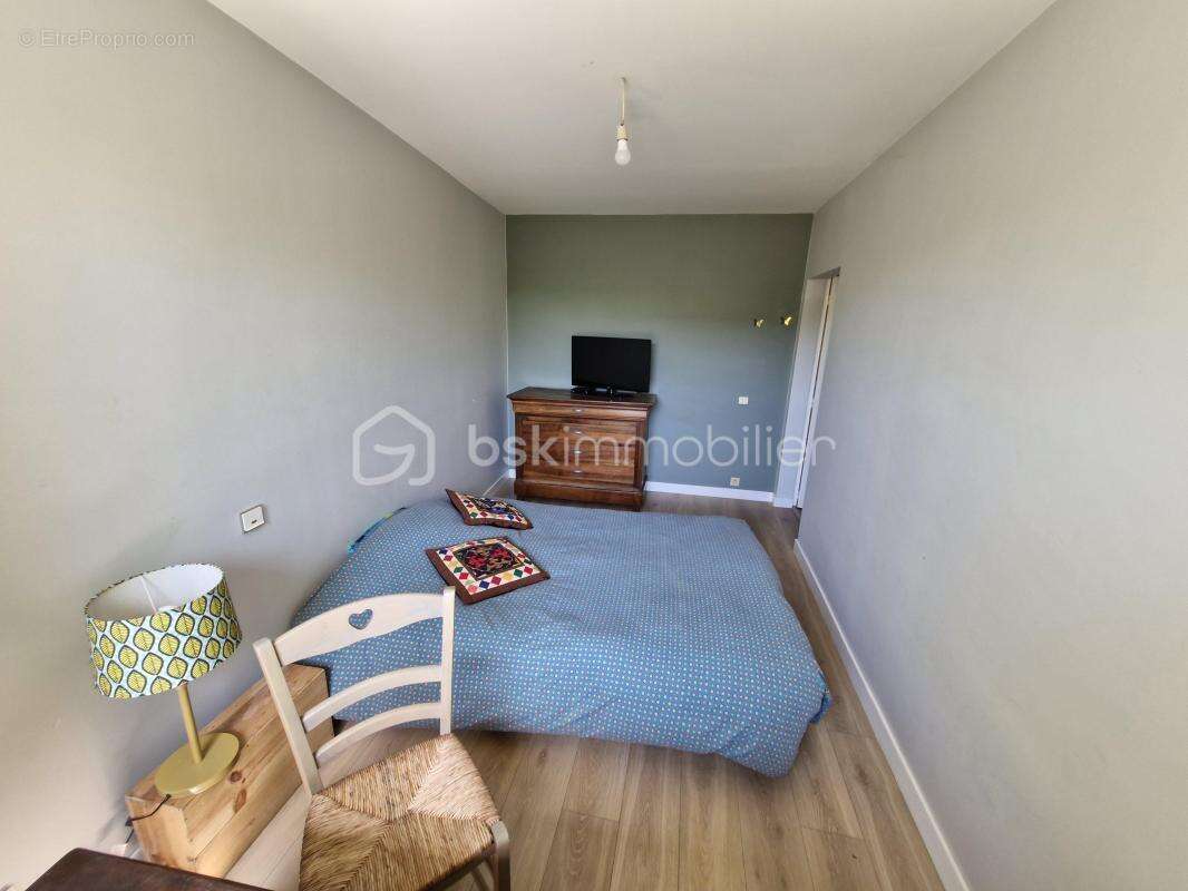Charmante maison en pierre de 115m2 avec garage et dépendance sur son terrain clos de 800m2 à Camps-sur-l'Isle - photo 15