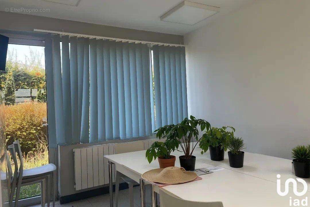 Photo 6 - Commerce à LINAS