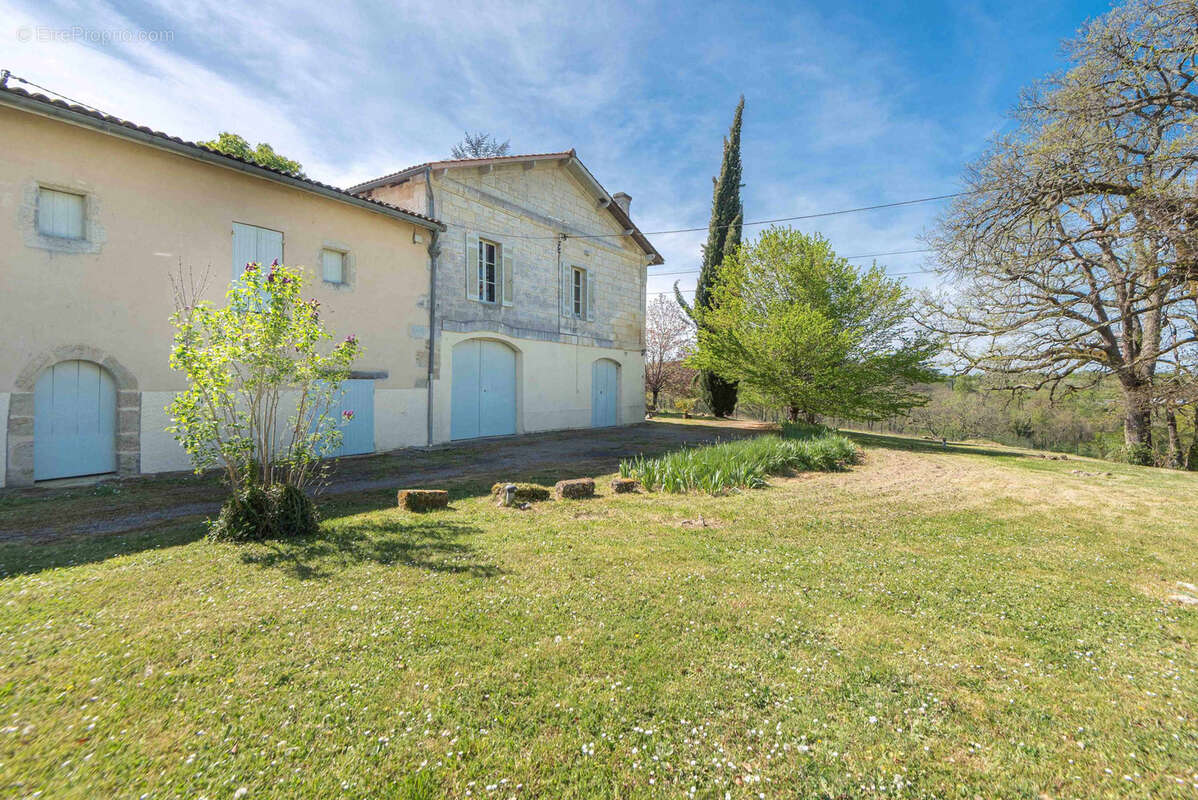 Ancien chateau viticole - potentiel 585 m2 surface habitable - 7 hectares - photo 6