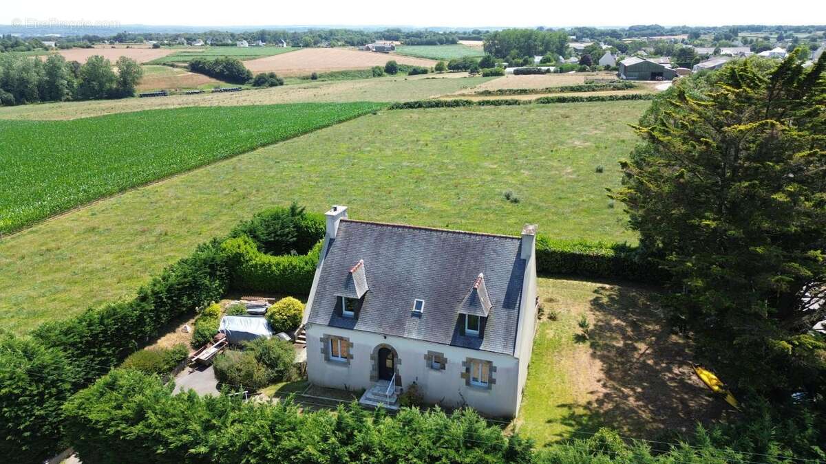 Le calme de la campagne à deux pas du centre-ville, une maison familiale entièrement rénovée ! - photo 2