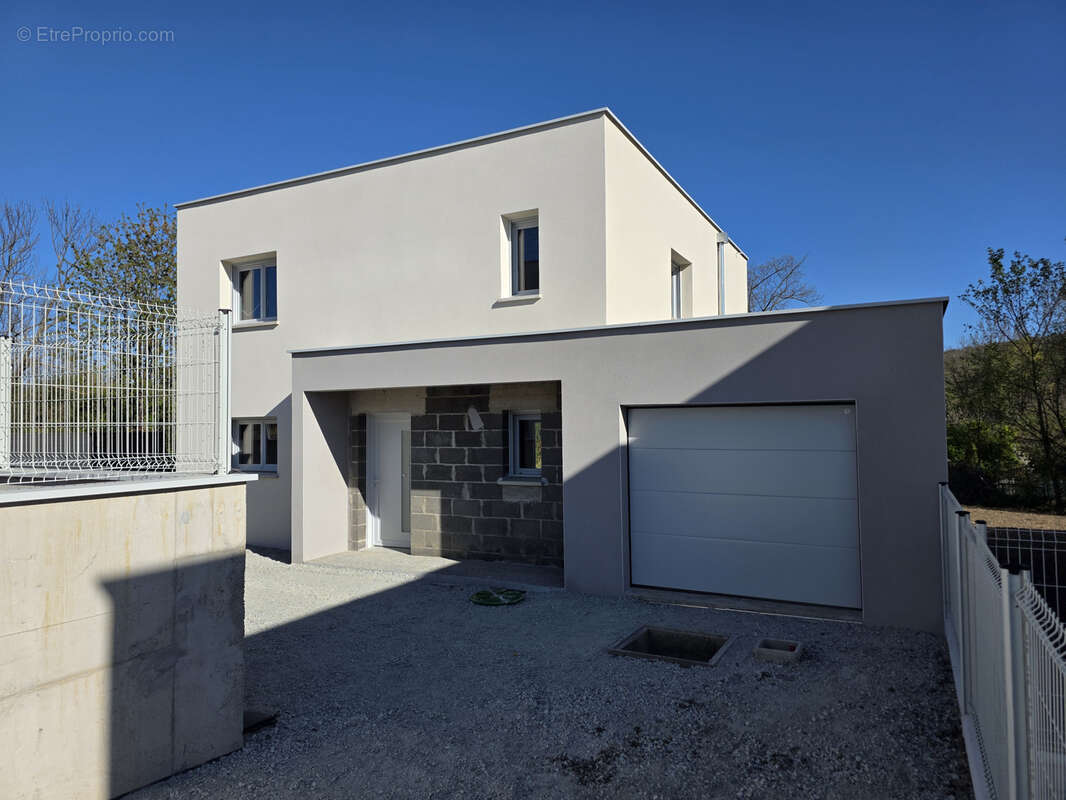 Maison à LES MARTRES-DE-VEYRE