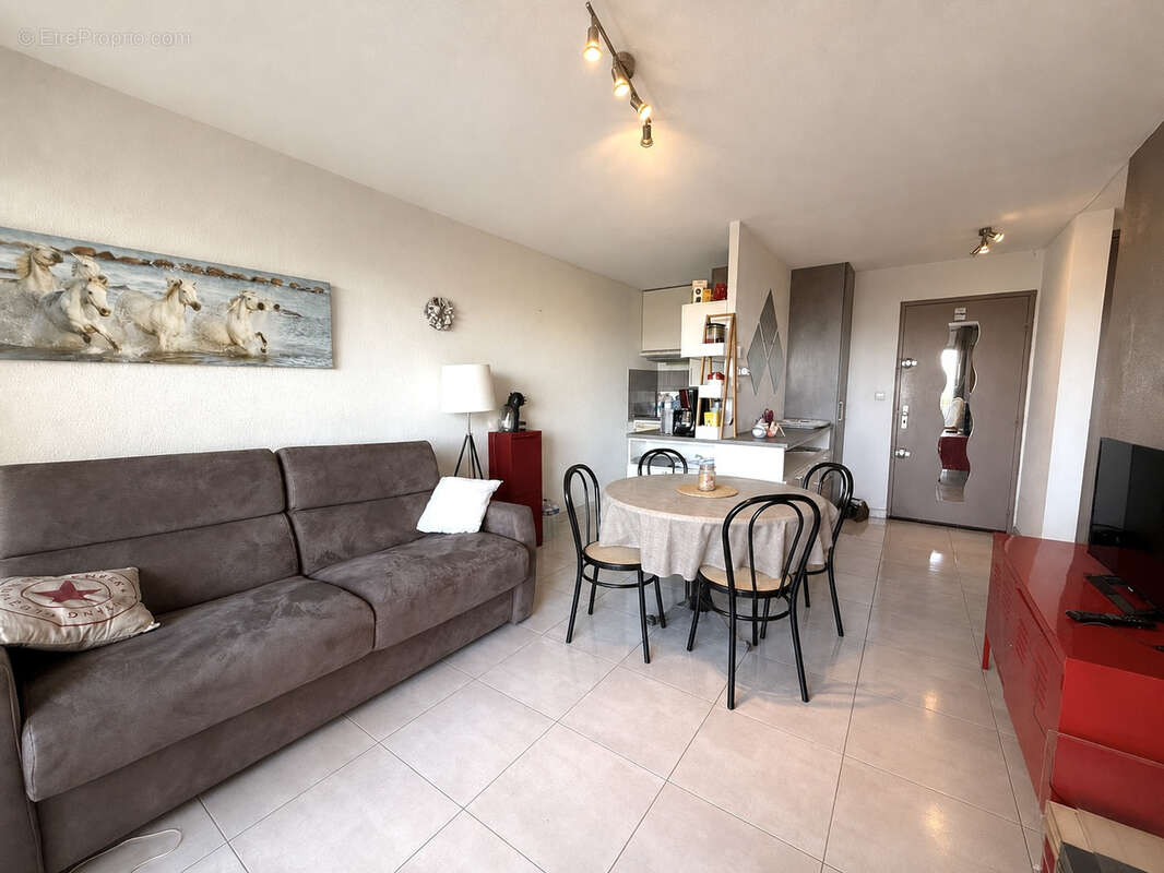 F2 + loggia vue etang dans residence avec piscine + parking privé - photo 3