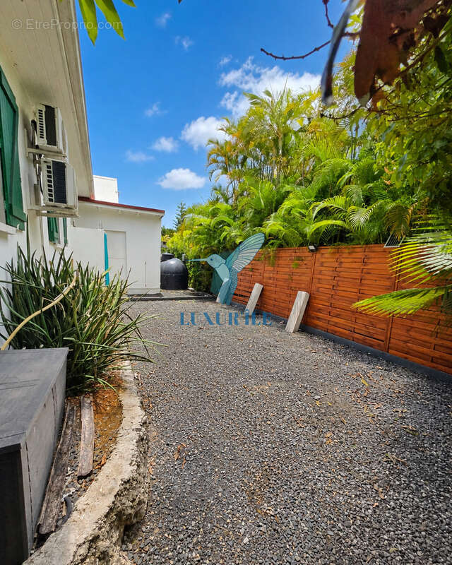 Baie-Mahault   Secteur recherché de La Jaille  Superbe villa T4 avec piscine et jardin - photo 5