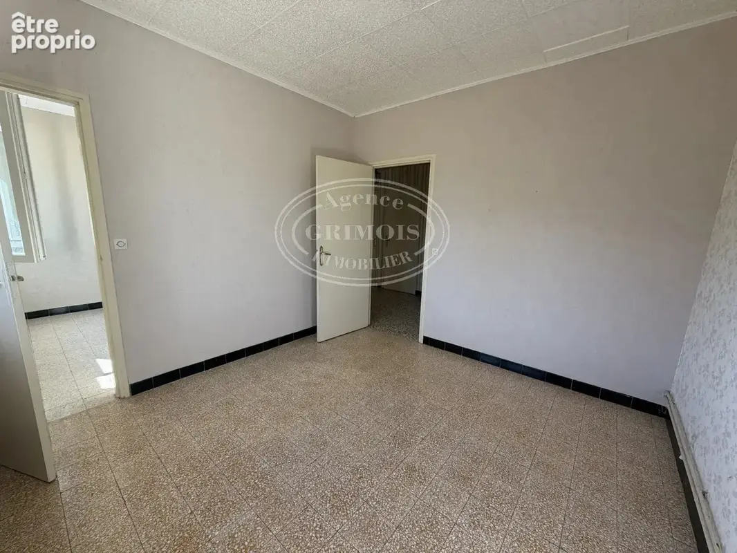 Lezignan-corbieres- maison plain-pied de 100 m² env./ terrains et hangar - photo 6