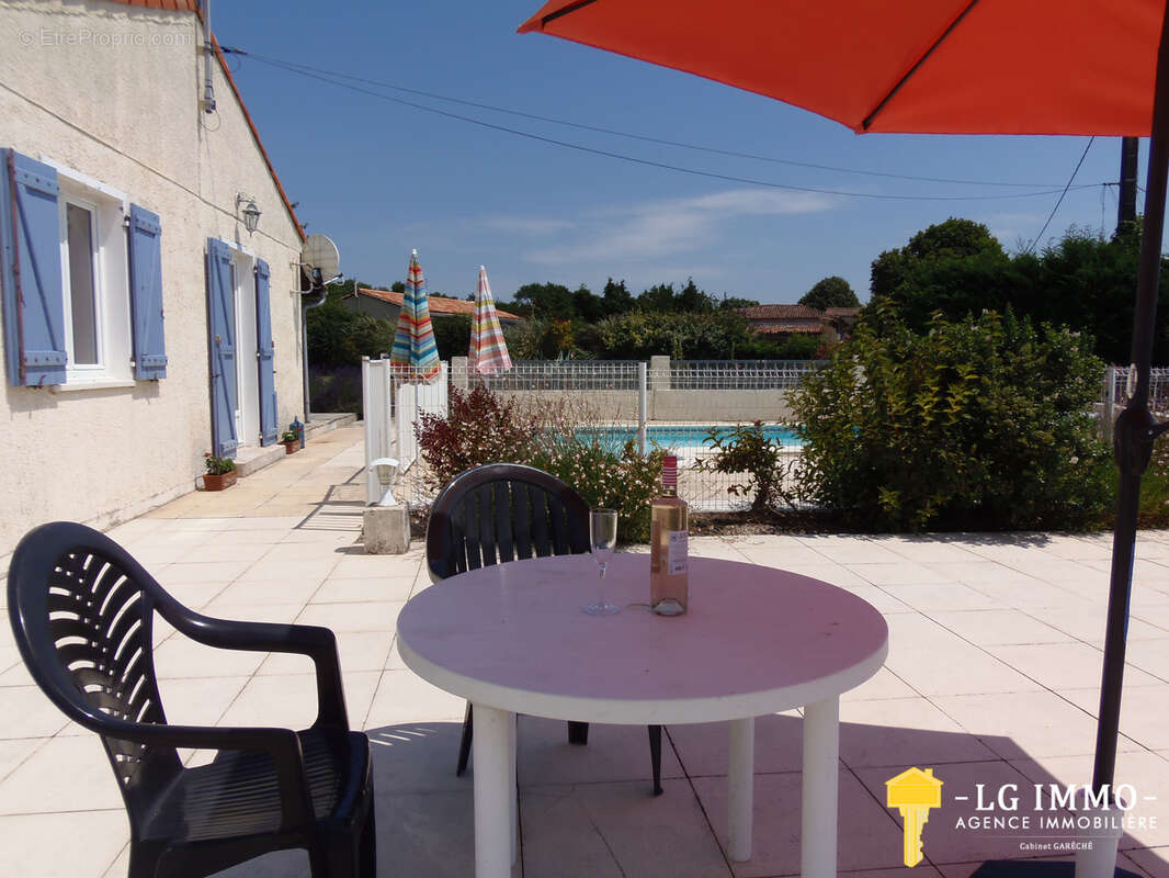Maison de plain pied avec 4 chambres piscine et belle vue sur l'estuaire de la Gironde. - photo 11