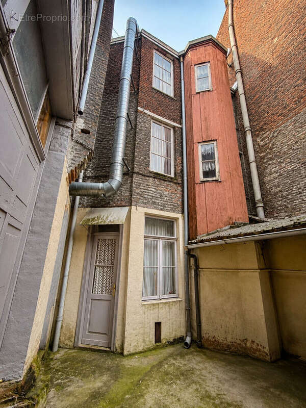 Maison de ville - 11 pièces avec dépendance et local commercial - photo 13