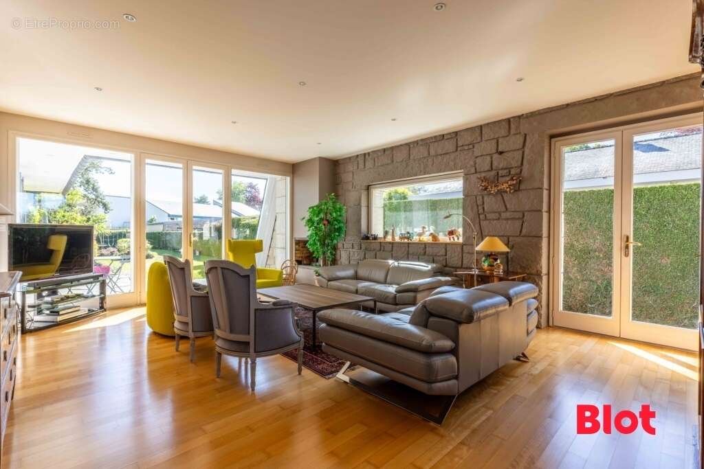 Maison 195 m² à Saint-Gregoire  - photo 4