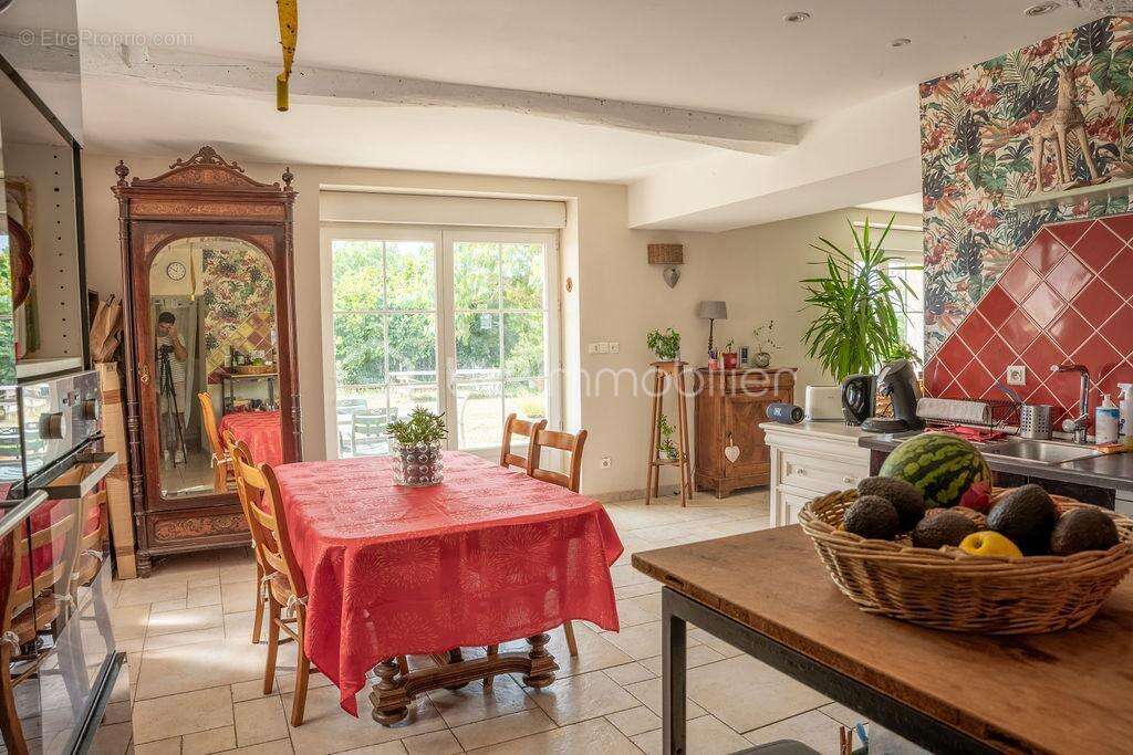 Maison familiale de 141m² sur 5580m² de terrain sur les hauteurs de La Frette avec vue magnifique ! - photo 7