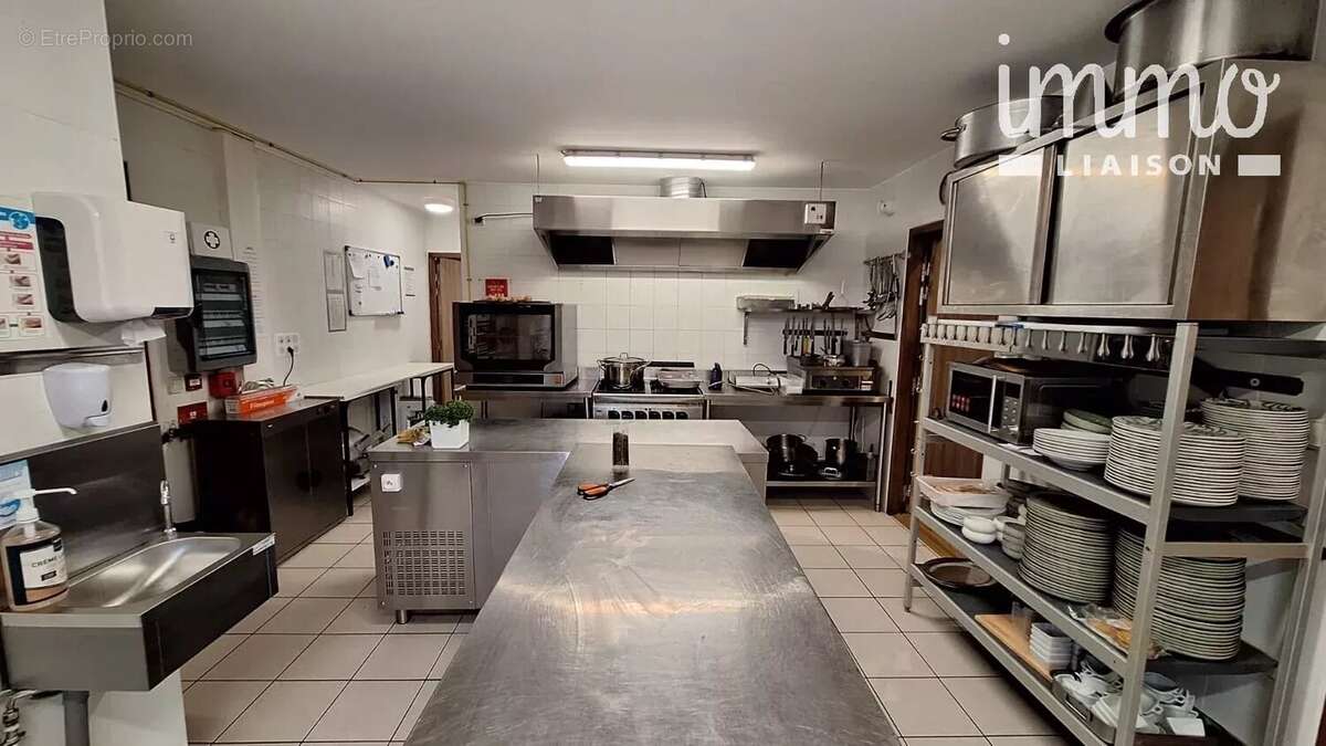 Commerce à SAINT-ANDRE-DE-CRUZIERES