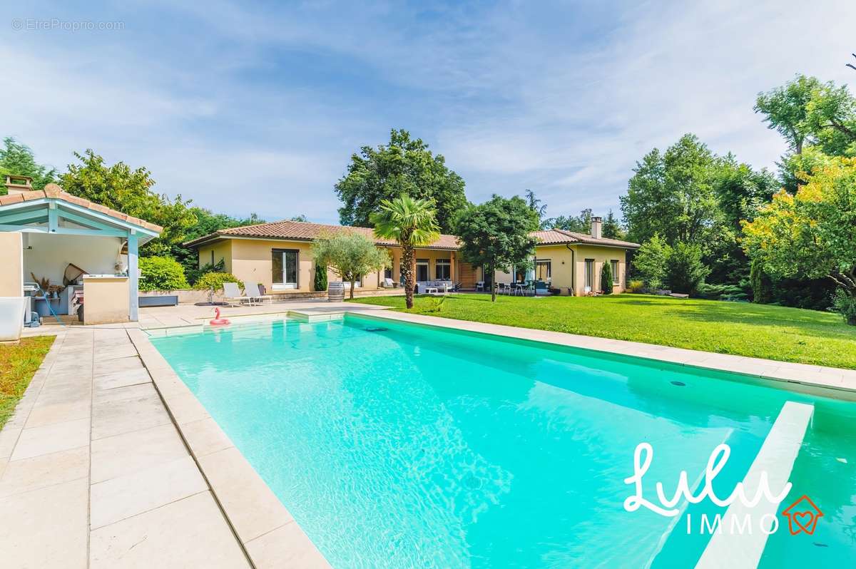 Ecully - Maison de 312 m2 habitable avec piscine, garage et cave - photo 5