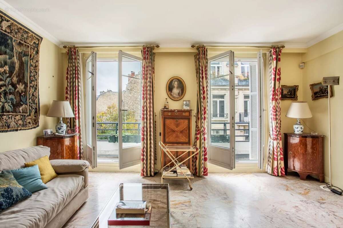 Appartement à PARIS-16E