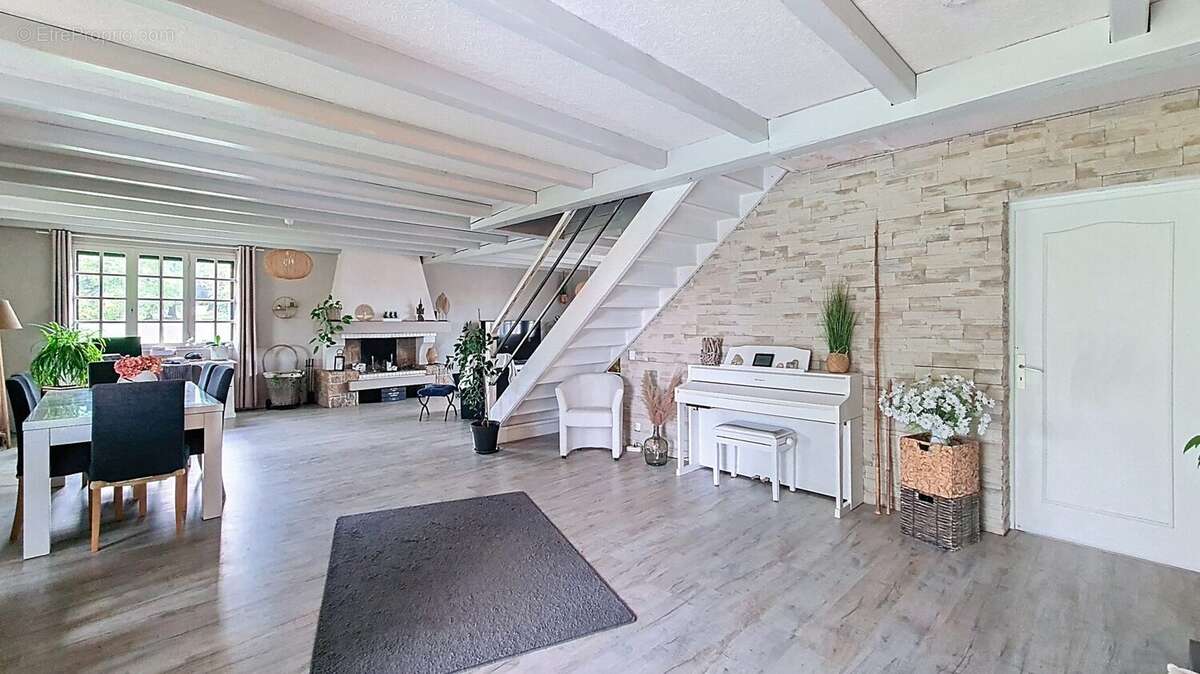 Pièce de vie 75 m² 75 - Maison à CUSSEY-SUR-L'OGNON