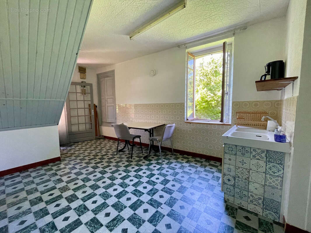 Maison 218 m² à Saint-Eloy-Les-Mines  - photo 2