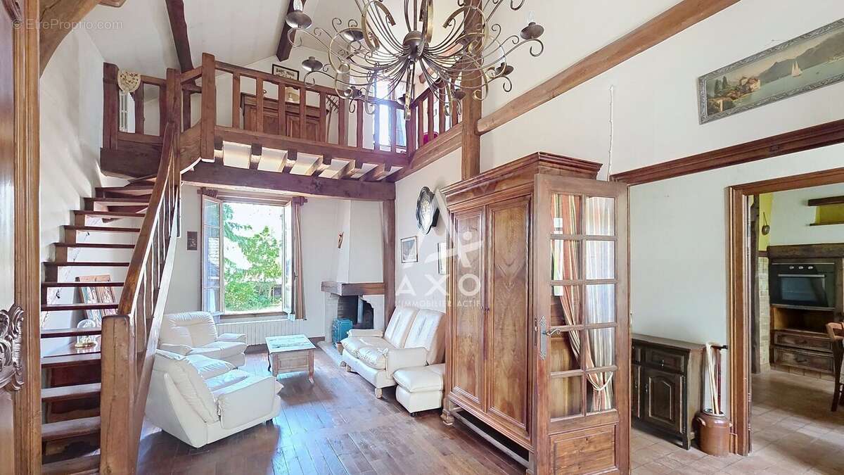 A Vendre à AMILLY  Maison de charme avec séjour cathédrale et dépendance de plus de 70 m² - photo 3