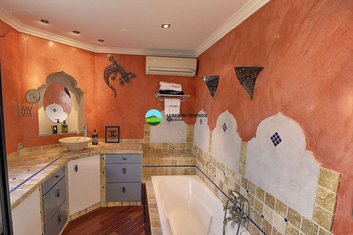 Maison  à Saint Didier, double séjour, 5 chambres, plus de 1000m² avec piscine. - photo 16