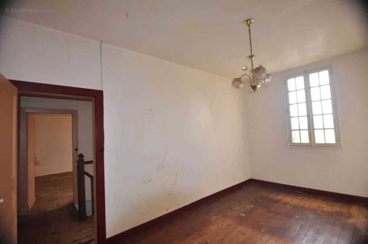 Maison à LA ROCHE-CHALAIS