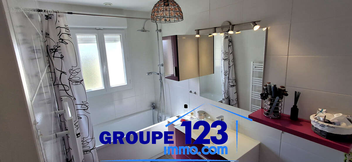 Pavillon contemporain de 2016, édifié sur un terrain clos et arboré de 480 m2. - photo 9