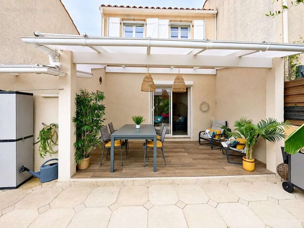 HYÈRES, PROCHE DE LA GARE – Maison avec 3 chambres, jardin, garage et stationnement - photo 4