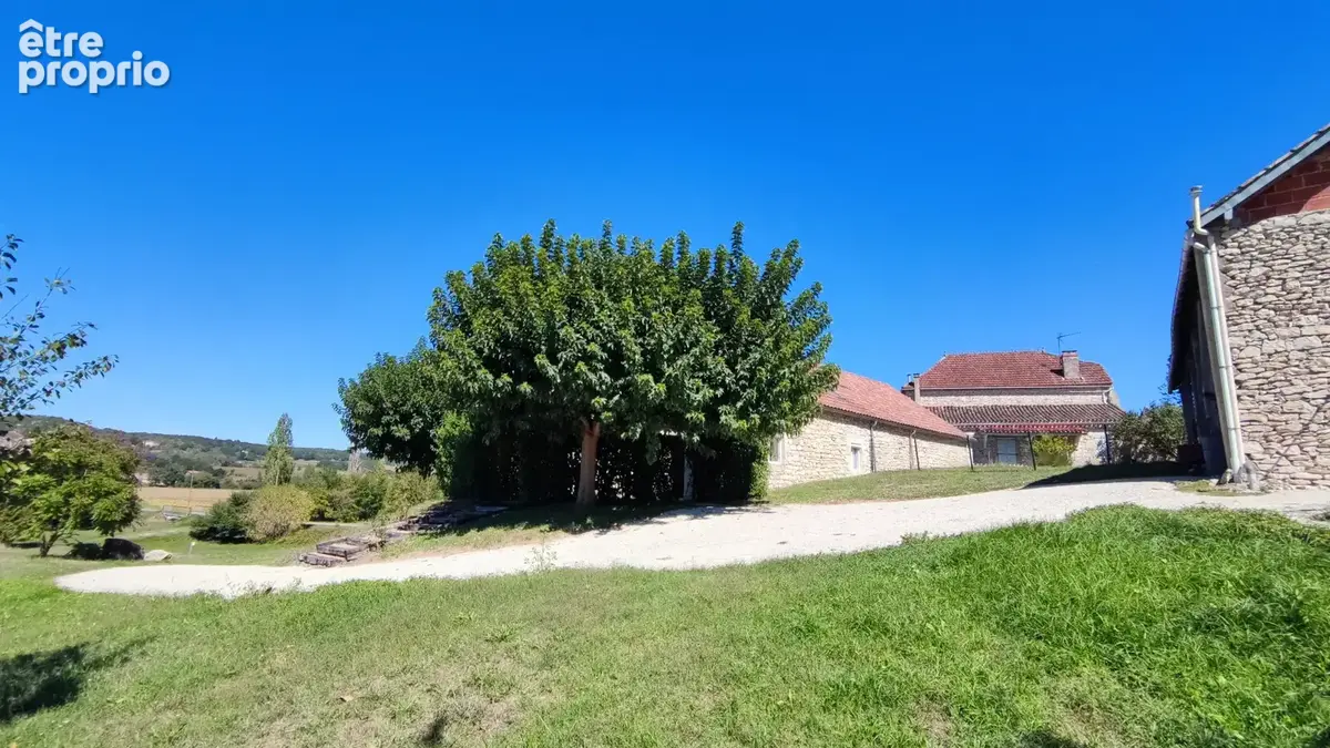 Propriété quercynoise en pierre avec gîte   2 maisons, dépendances et 4 246 m2 de terrain - photo 3