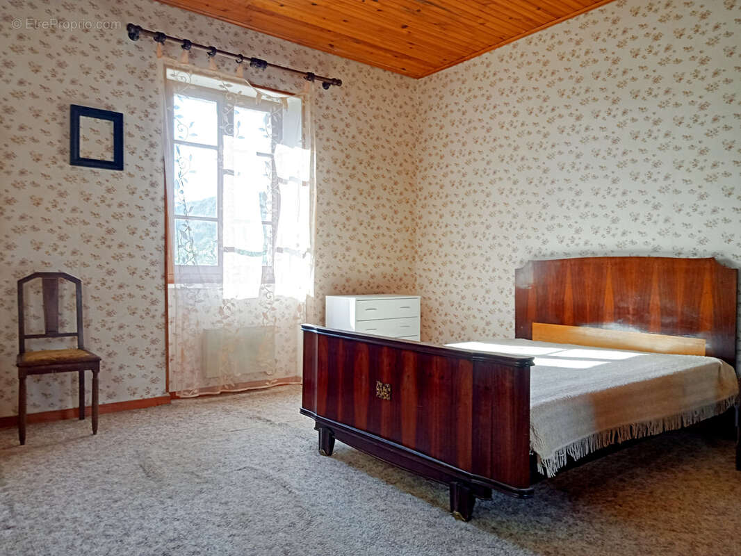 Maison à SAINT-LAURENT-DU-PAPE