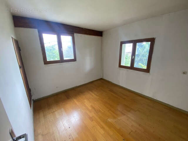 Maison à restaurer avec grange sur terrain de 577 M2 - photo 12