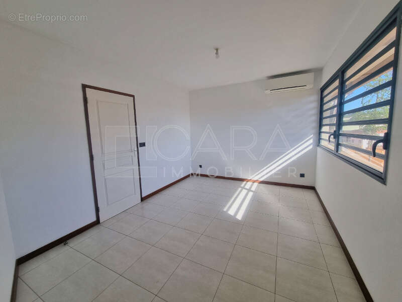 Commerce 110 m² à Remire-Montjoly  - photo 5