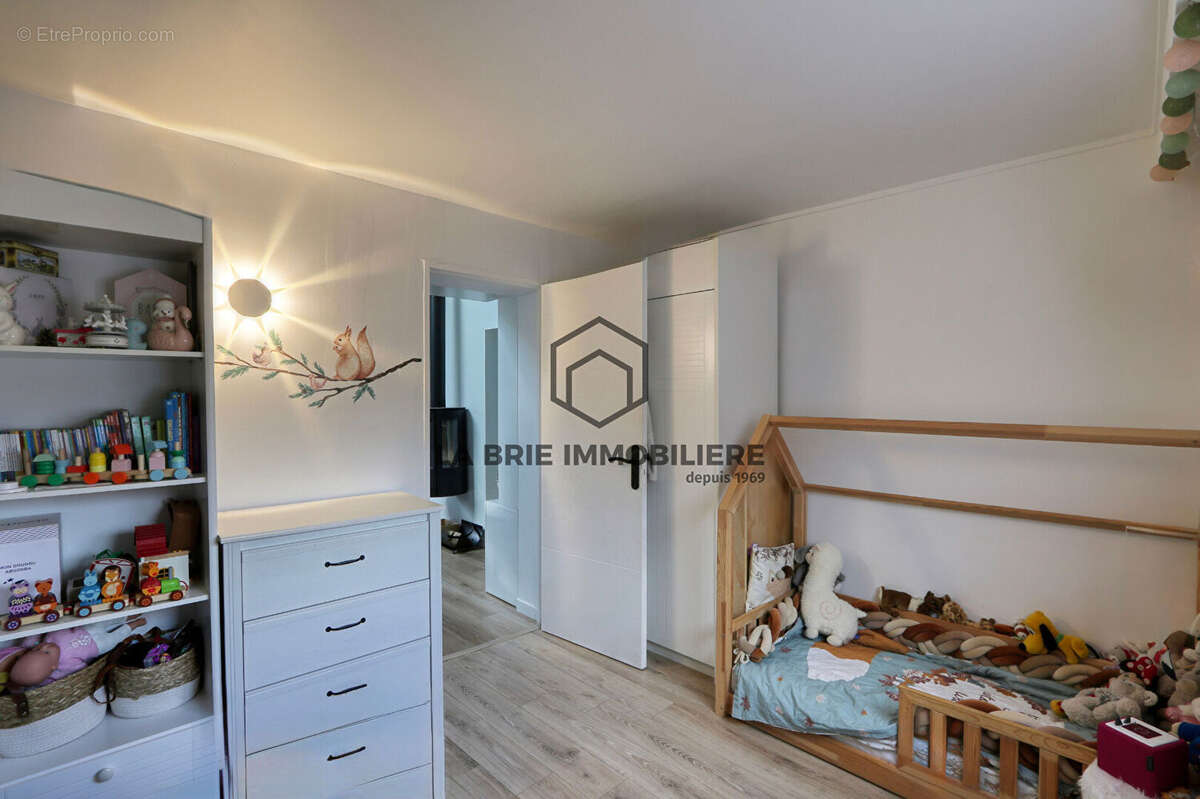 Maison à MANDRES-LES-ROSES