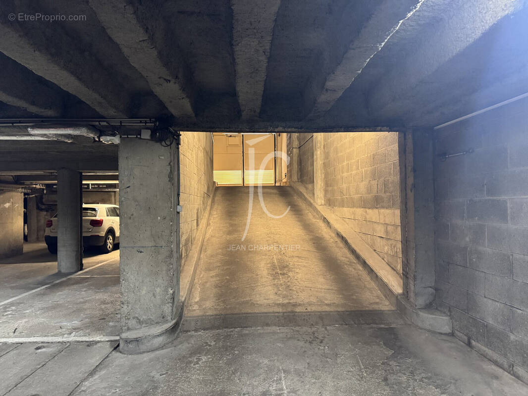Parking à PARIS-16E