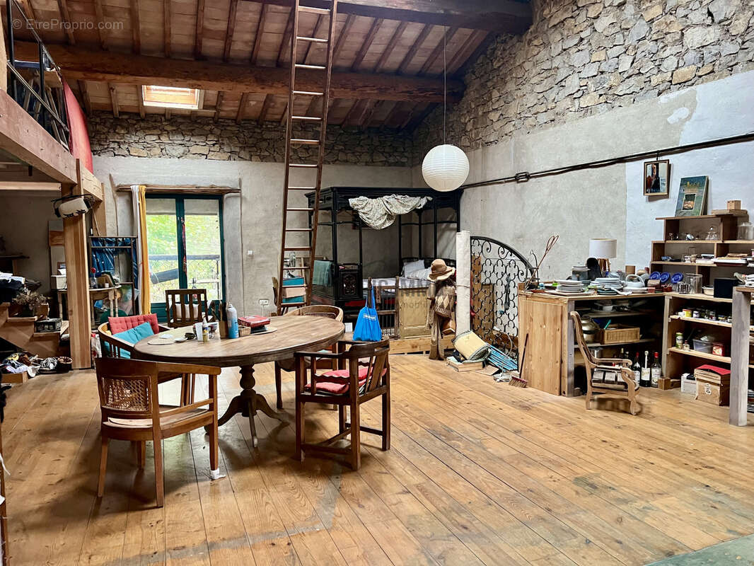 Ancienne remise aménagée type loft à fort potentiel - photo 17