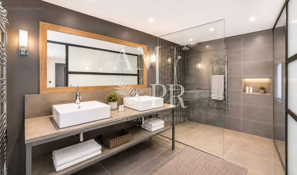 Baisse de prix de 1 062 000€ - exclusivité : villa unique - à deux pas de la croisette - vue mer - photo 15