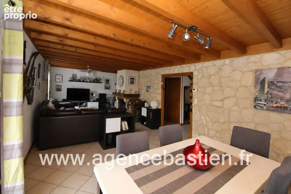 PERON - Chalet familial avec piscine chauffée et jacuzzi   3 chambres   terrain de 988 m2 - photo 2