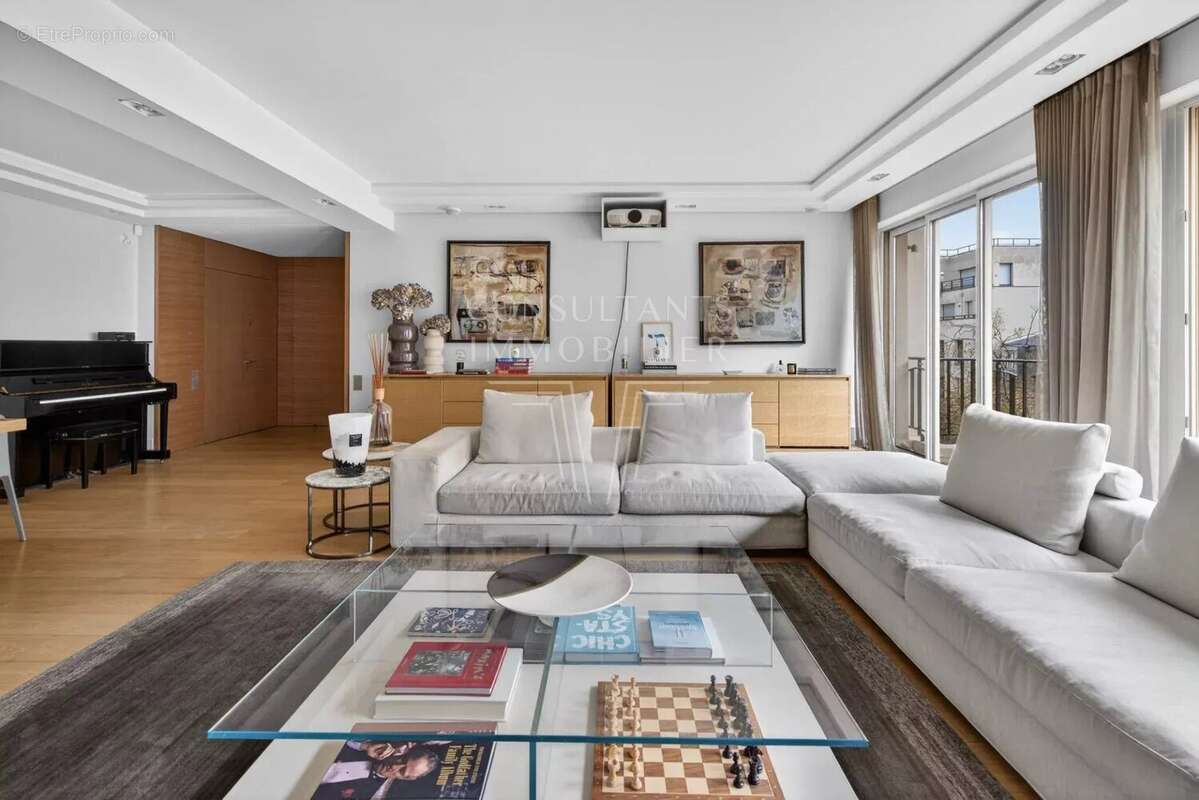 Appartement à PARIS-16E