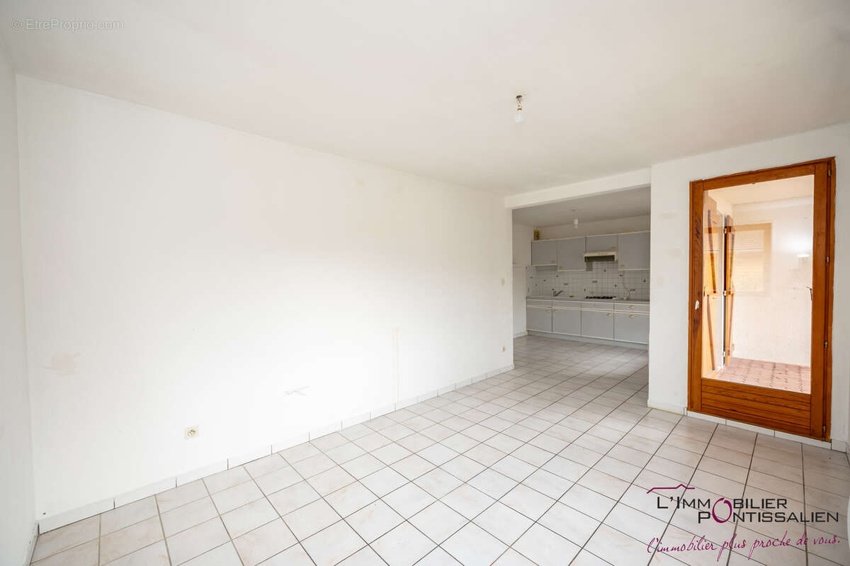 Appartement rez-de-chaussée Type 2 Rochejean centre village - photo 7